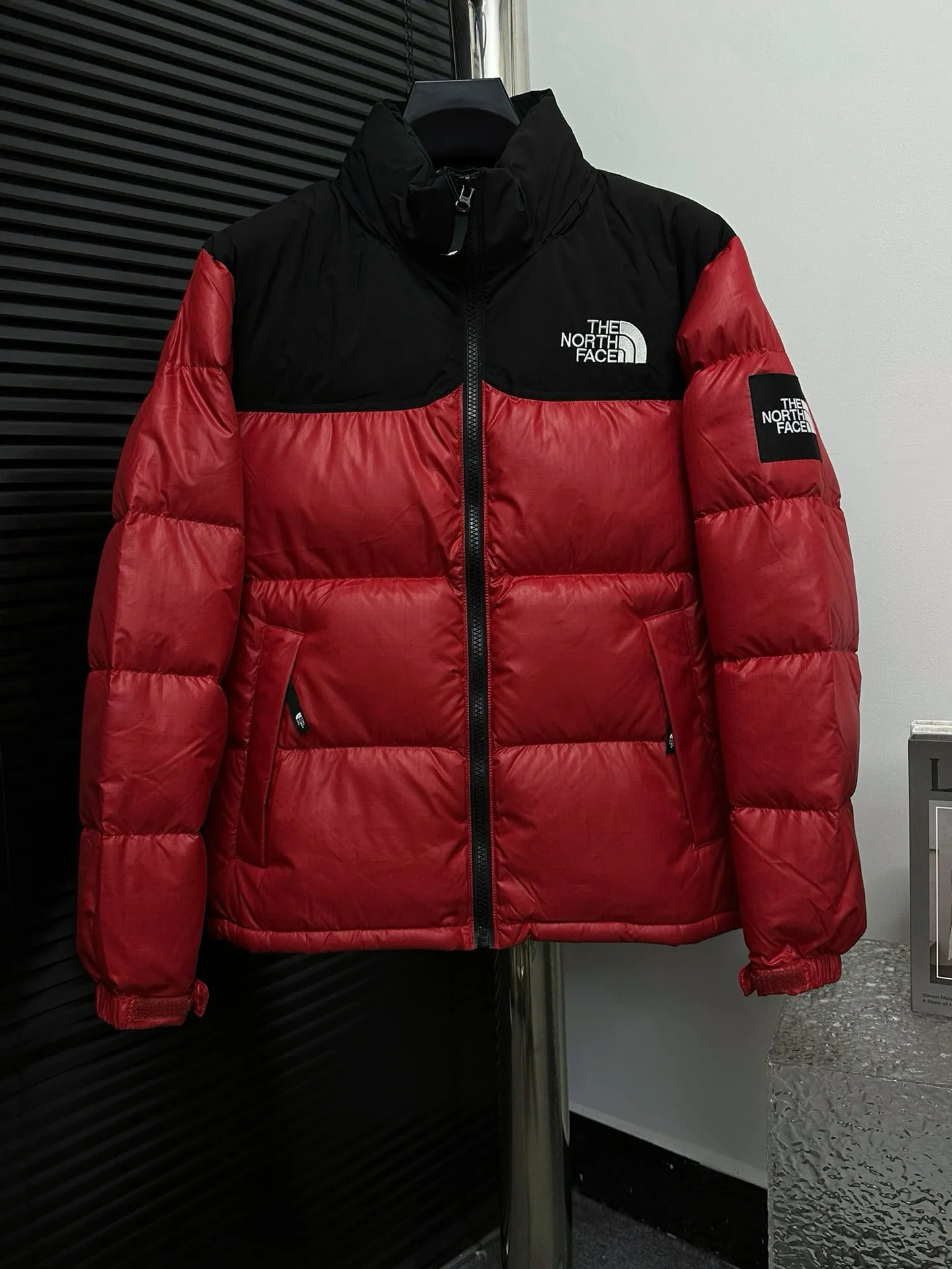 【𝗧𝗵𝗲 𝗡𝗼𝗿𝘁𝗵 𝗙𝗮𝗰𝗲】North face large plaid Nuptse Classic style 𝗧𝗵𝗲 𝗡𝗼𝗿𝘁𝗵 𝗙𝗮𝗰𝗲" literally means the coldest, toughest side of the mountain. It is also where 𝗧𝗵𝗲 𝗡𝗼𝗿𝘁𝗵 𝗙𝗮𝗰𝗲" products can function. 𝗧𝗵𝗲 𝗡𝗼𝗿𝘁𝗵 𝗙𝗮𝗰𝗲. We have always been committed to supporting the discovery and closeness to nature. Sponsor explorers to conquer remote corners that are not yet accessible to humans. The logo of "𝗧𝗵𝗲 𝗡𝗼𝗿𝘁𝗵 𝗙𝗮𝗰𝗲" is taken from Half Dome, a semicircular shale mountain in Yosemite National Park in the United States. This is also the ultimate goal for rock enthusiasts to climb granite. The top original replica version refers to the highest version in China (there is no one) (make a piece of clothing that is ZP when placed in the counter) 1⃣️ Imported barudan/Behringer embroidery machine, customized 10,000-needle electric embroidery, using imported No. 7 needles, imported embroidery thread, ensuring that each word is full, three-dimensional and clear, it can be called the most expensive embroidery label! 2⃣️It is filled with national standard 90 white duck down, which has better thermal insulation performance. It is not lightweight and has good fluff recovery after compression! 3⃣️Original custom-made 40D plaid four-level waterproof fabric, exclusively using the original single-layer fabric method [non-market currency with gallbladder inside]. The use of single-layer fabric has tested that the fabric and down must meet the standards to prevent velvet running, and ensure the feel and bulkiness. The interior is made of nylon double-layer sealing design, which will not cause any velvet running phenomenon. The adjustable hem with built-in drawstring buckle can prevent wind and cold! 4⃣️The zipper is custom-made by Yoshida YKK, with clear lettering and perfect smooth texture. North Face Down Jacket, let’s not brag, there is almost no one that can do better than us! We carefully make an original product, so that every customer has the confidence to introduce to his customers: This is the top replica version in China. A good product does not need too much soft text to set it off. Colors: Black, Dawn White, Graphite Gray, Light Blue, Olive Green. Sizes: XS S M L XL XXL